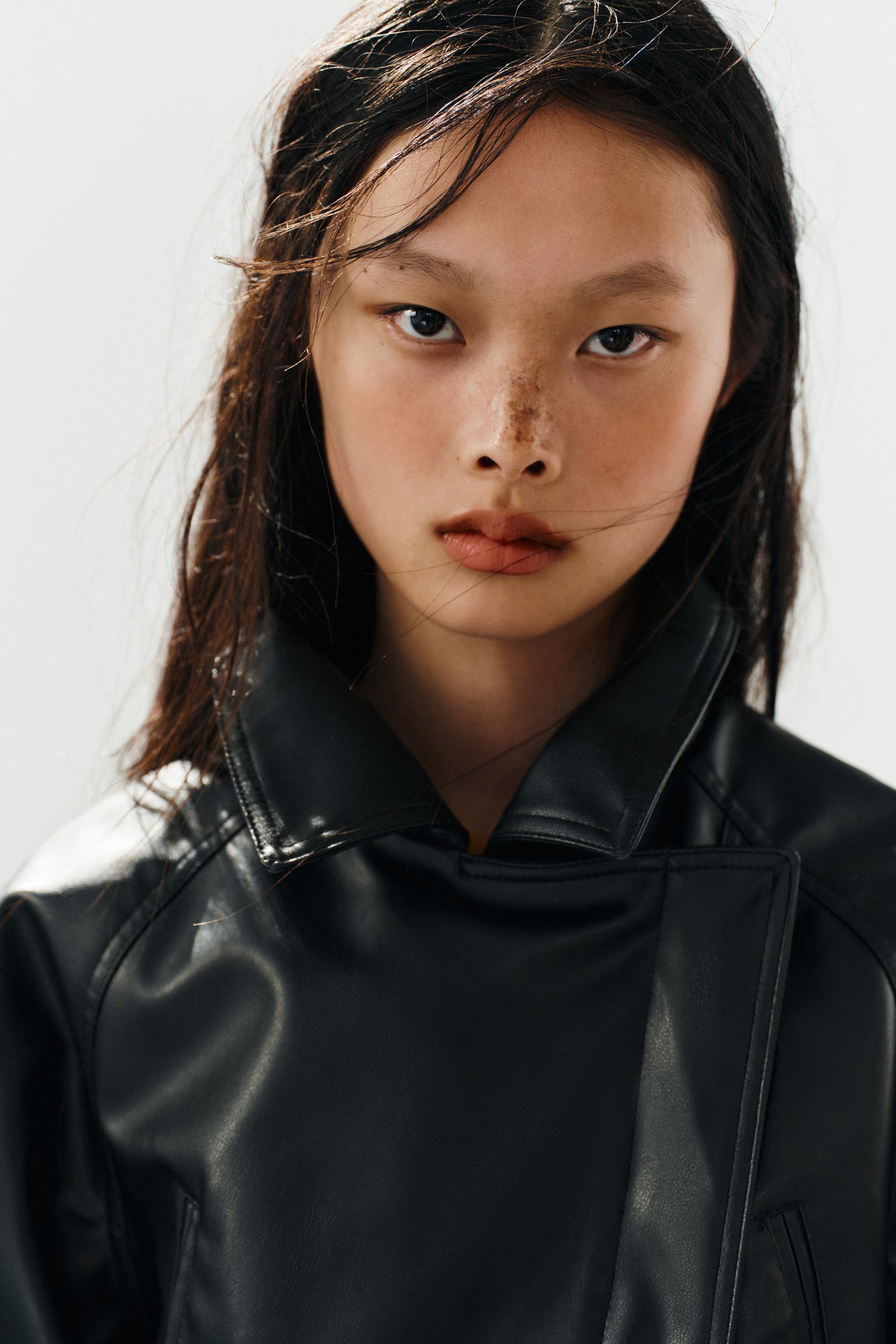 VESTE EN MATIÈRE SYNTHÉTIQUE AVEC CEINTURE